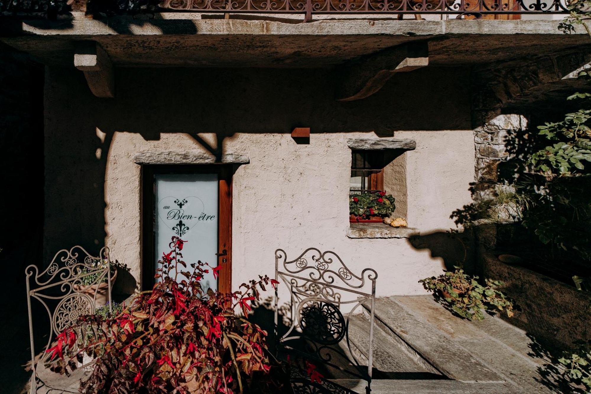 Au Coeur Du Village Chambres D'Hotes & Spa Arnad Dış mekan fotoğraf